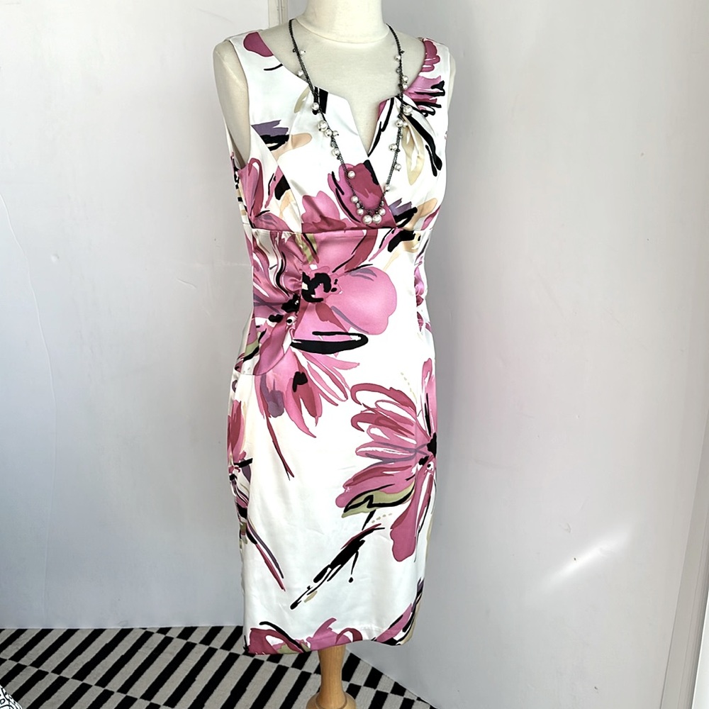 London Times beautiful EUC dress new never worn slight stretch give to fabric.